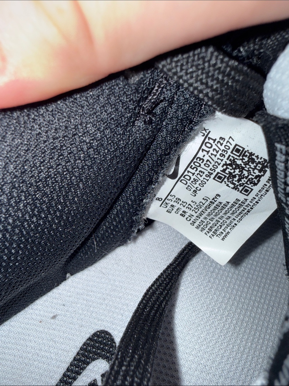 Nike Black and White Low-Top Dunks - Picture 3 of 9